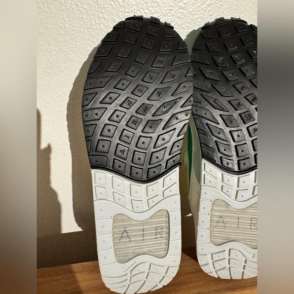 Nike White and Green Sneakers - Picture 9 of 10